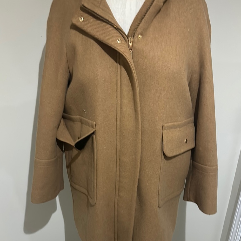 Classic Tan Trench Coat with Tailored Silhouette